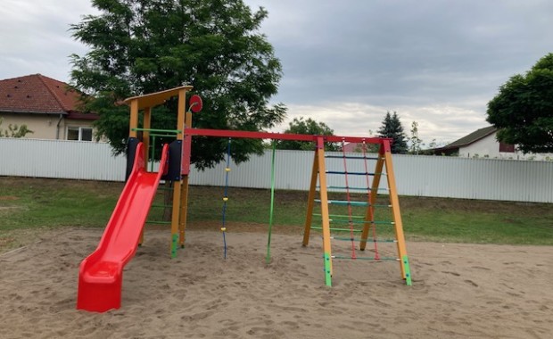 Nyíregyháza Megyei Jogú Város közterületein lévő játszóterek bővítése (Alma u.)