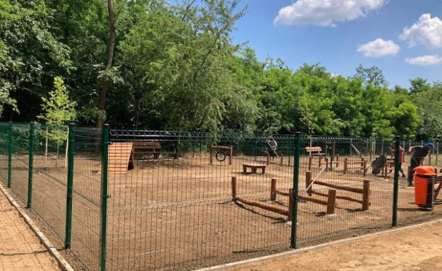 Nyíregyháza, Fürdő utcán kutyafuttató kialakítása